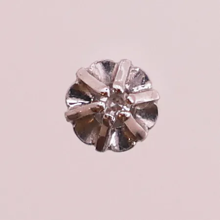 En enkelt øredobb med diamant 1 x ca 0,01ct, lengde 14,8mm, bredde 3,9mm, mangler stopper, 14K Vekt: 0,2 g Kontakt Lånekontoret for frakt