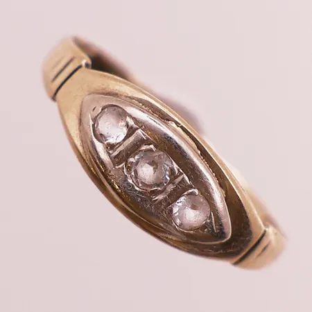 Ring med klare stener, ø 17,5mm, bredde 1,5 - 6,2mm, 14K Vekt: 1,3 g Kontakt Lånekontoret for frakt