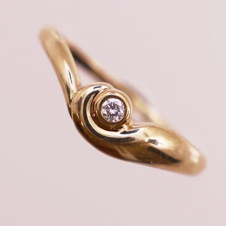 Ring med klar sten, ø 19mm, bredde 1,4 - 5,7mm, 14K Vekt: 1,4 g Kontakt Lånekontoret for frakt