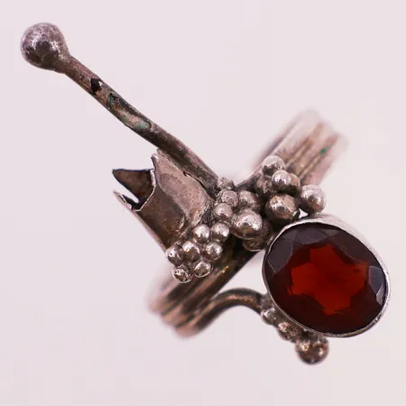 Ring med rød sten, ø 16mm, bredde 3cm, 1 sten mangler, 830S Vekt: 5,1 g Kontakt Lånekontoret for frakt