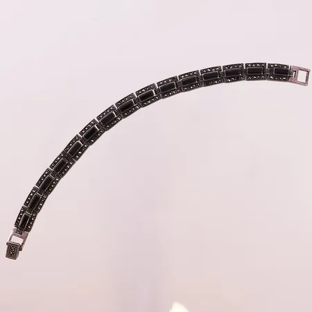 Armbånd med klare og sorte stener, lengde 20cm, bredde 9,3mm, 925S Vekt: 32,2 g Kontakt Lånekontoret for frakt