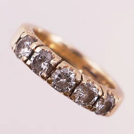 Ring med diamanter (5 x ca.0,21ct), ø16mm, bredde 4,4mm, 14K Vekt: 5,9 g Kontakt Lånekontoret for frakt
