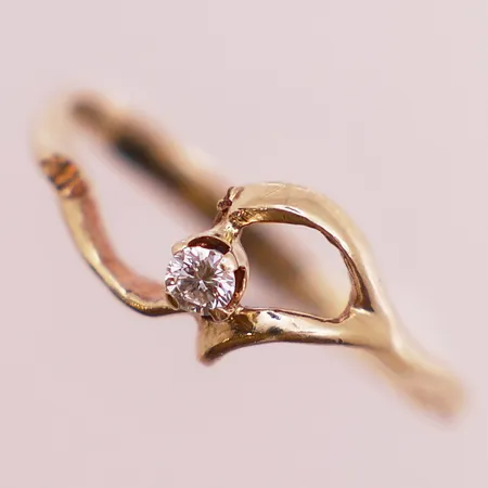 Ring med diamant, 1 x ca 0,04ct, ø 16,5mm, bredde 1,8 - 6,8mm, 14K Vekt: 1,2 g Kontakt Lånekontoret for frakt