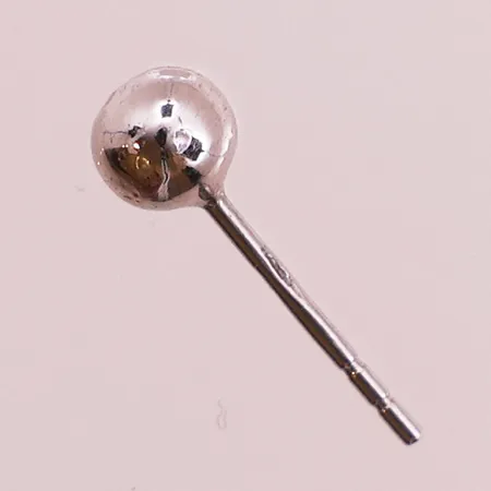 En enkelt øredobb, lengde 12,9mm, bredde 4mm, mangler stopper, 14K Vekt: 0,1 g Kontakt Lånekontoret for frakt