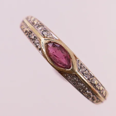 Ring med diamanter og rød sten, 8 x ca 0,01ct, ø17,5mm, bredde 4,3mm, 14K Vekt: 2,2 g Kontakt Lånekontoret for frakt