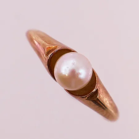 Ring med perle, ø17,8mm, bredde 5,4mm, 14K Vekt: 1,7 g Kontakt Lånekontoret for frakt