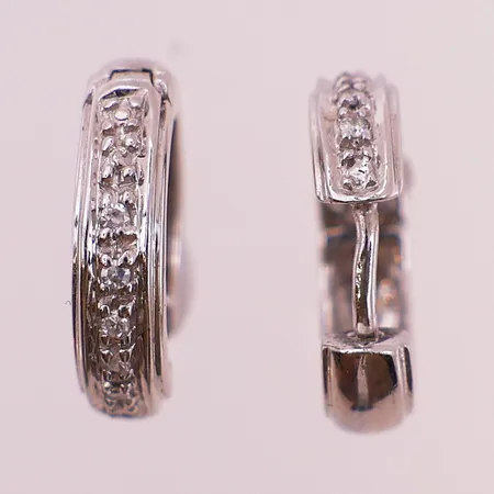 Ett par øredobber med diamanter, totalt 10 x ca 0.01ct, ø 13,9, bredde 3,6mm, 14K Vekt: 3,3 g Kontakt Lånekontoret for frakt