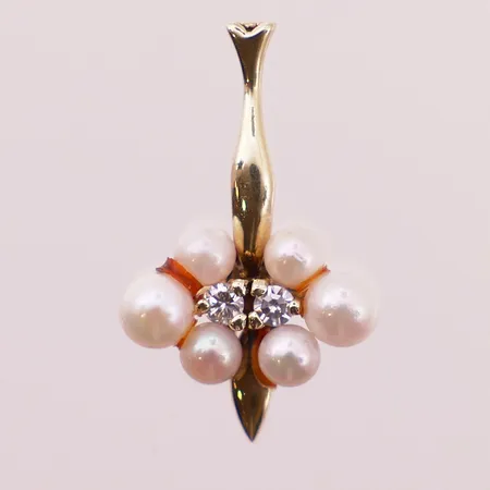 Anheng med diamanter og perler (2 x ca. 0,01ct) , lengde 18,5mm, bredde 11,2mm, 14K Vekt: 1 g Kontakt Lånekontoret for frakt