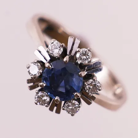 Ring med diamanter og blå sten (6 x ca.0,04ct), ø17,3mm, bredde 3mm, 14K Vekt: 4 g Kontakt Lånekontoret for frakt