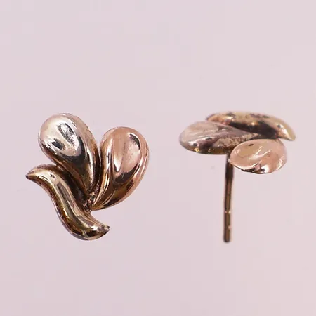 Ett par øredobber, lengde 9,5mm, bredde 8,2mm, uten stoppere, 14K Vekt: 0,3 g Kontakt Lånekontoret for frakt