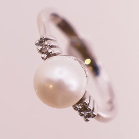 Ring med perle og blanke stener, ø 16,9mm, bredde 2 - 7,5mm, 14K Vekt: 2,9 g Kontakt Lånekontoret for frakt