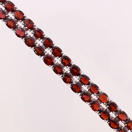 Armbånd med røde stener, lengde 19,5cm, bredde 13mm, 925S Vekt: 45,3 g Kontakt Lånekontoret for frakt
