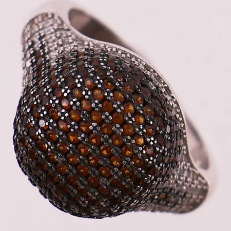 Ring med klare og oransje stener, ø17,4mm, bredde 13,5mm, 925S Vekt: 5,4 g Kontakt Lånekontoret for frakt
