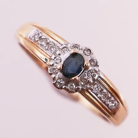 Ring med diamanter og sort sten, 16 x ca 0,01ct, ø17,3mm, bredde 7,1mm, 14K Vekt: 2,1 g Kontakt Lånekontoret for frakt