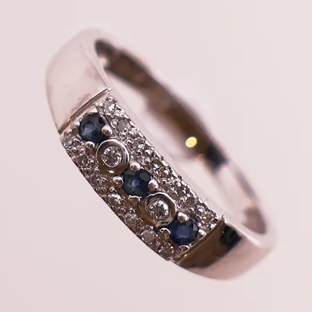 Ring med blanke og blå stener, ø 16,5mm, bredde 1,9 - 5mm, 14K Vekt: 2,3 g Kontakt Lånekontoret for frakt