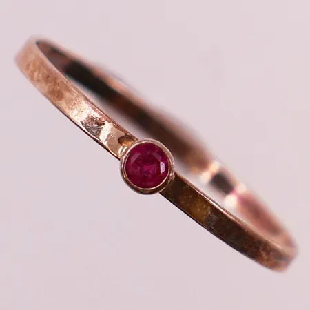 Ring med rosa sten,  ø17,6mm, bredde 2,7mm, 14K Vekt: 0,4 g Kontakt Lånekontoret for frakt