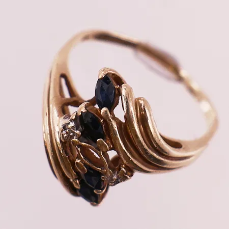Ring med blå og blanke stener, ø 16mm, bredde 1,2 - 12,3mm 10K Vekt: 2,4 g Kontakt Lånekontoret for frakt
