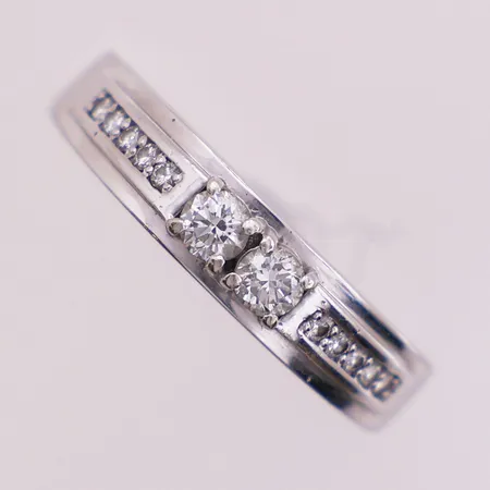 Ring med diamanter, 2 x ca 0,10ct, 10 x ca 0,01ct, ø17, bredde 3 - 4,5mm, 14K Vekt: 3,4 g Kontakt Lånekontoret for frakt