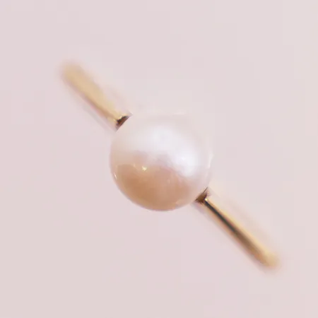 Ring med perle, ø 17mm, bredde 1,6 - 6,7mm, 14K Vekt: 2,3 g Kontakt Lånekontoret for frakt