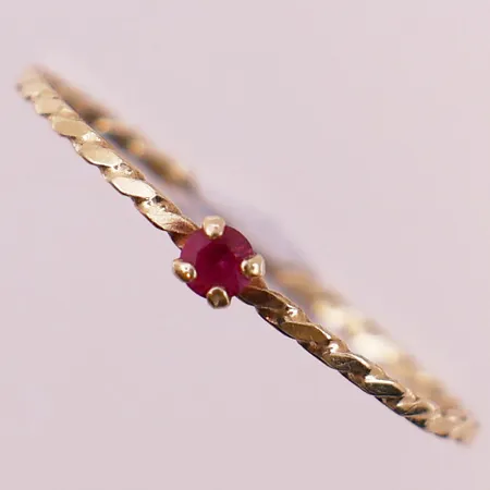 Ring med rosa sten, ø17,6mm, bredde 2,7mm, 14K Vekt: 0,3 g Kontakt Lånekontoret for frakt