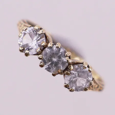 Ring med klare stener, ø16,8mm, 5,4mm, 14K Vekt: 1,8 g Kontakt Lånekontoret for frakt