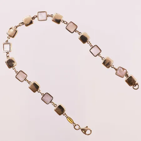 Armbånd med perlemorsplater, lengde 19cm, bredde 6mm, 14K Vekt: 5,1 g Kontakt Lånekontoret for frakt
