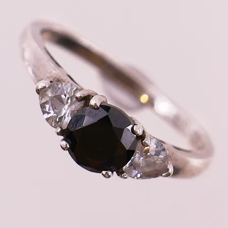 Ring med sort og klare stener, ø17.5, bredde 6mm, 925S Vekt: 2,1 g Kontakt Lånekontoret for frakt