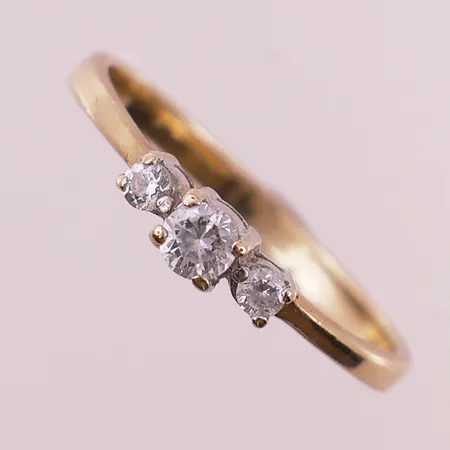 Ring med klare stener, ø 18,5mm, bredde 2,2 - 3,5mm, 14K Vekt: 2,1 g Kontakt Lånekontoret for frakt
