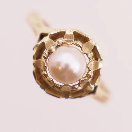 Ring med perle, ø 17,5mm, bredde 2 - 10mm, 14K Vekt: 1,8 g Kontakt Lånekontoret for frakt