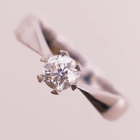 Ring med diamant (1 x ca. 0,50ct), ø17,7mm, bredde 4mm, hvitt gull, gravert, 14K Vekt: 4,4 g Kontakt Lånekontoret for frakt