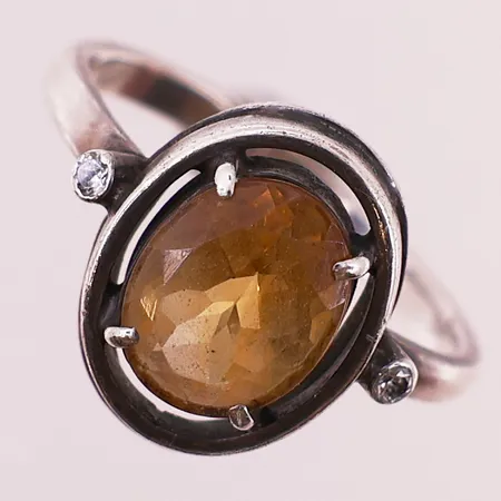 Ring med orange sten, ø 18mm, bredde 2 - 14mm, 925S Vekt: 3,8 g Kontakt Lånekontoret for frakt