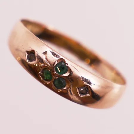 Ring med 2 klare og 3 grønne stener, ø17,5mm, bredde 5,1mm ,14K Vekt: 1,9 g Kontakt Lånekontoret for frakt