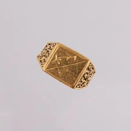 Ring med plate, ø18,5mm, bredde 4,5- 12,7mm, noe bulkete, 22K Vekt: 10,4 g Kontakt Lånekontoret for frakt