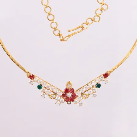 Halskjede med fiolette safirer, samt hvite og grønne stener, lengde 42cm, bredde 1-18mm, 22K Vekt: 16 g Kontakt Lånekontoret for frakt