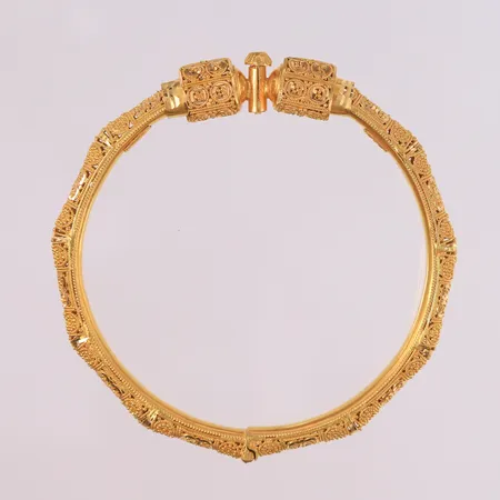 Armring, kan åpnes, ø59mm, bredde 6- 10,2mm, stemplet, 22K Vekt: 21,6 g Kontakt Lånekontoret for frakt