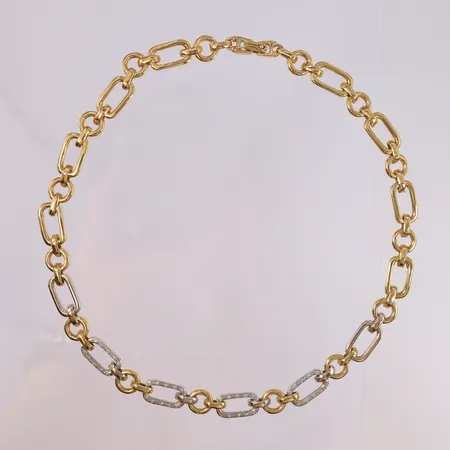 Halssmykke med diamanter (40 x ca. 0,006ct), to-farget, lengde 44 cm, bredde 10 mm, 18K. Vekt: 57,4 g Kontakt Lånekontoret for frakt