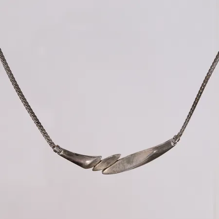 Halssmykke, lengde 44 cm, bredde 2,7- 10,4 mm, 925S. Vekt: 13,4 g Kontakt Lånekontoret for frakt