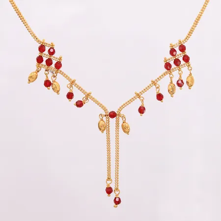 Halskjede med røde stener, lengde 42cm, bredde 2mm, 22K Vekt: 16,5 g Kontakt Lånekontoret for frakt