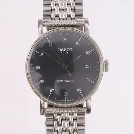Tissot T-Classic Everytime Swissmatic, stål, stål-lenke, automatisk, safirglass, ref. T109.407.16.051.00, snr: RRD2FY49H, ø40 mm, sort urskive, uten boks og tilbehør Vekt: 0 g Kontakt Lånekontoret for frakt