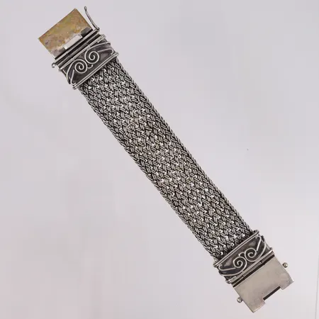 Armbånd, lengde 19cm, bredde 28,8- 34,6mm, 925S Vekt: 136,8 g Kontakt Lånekontoret for frakt