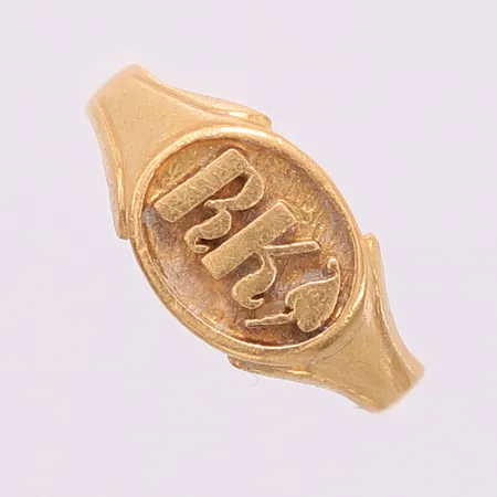 Ring med initialer "R.K.", ø17,8mm, bredde 3-9mm, noe bulkete, 20K Vekt: 4,4 g Kontakt Lånekontoret for frakt
