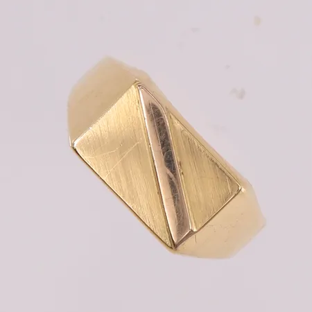 Ring med plate, ø20,8 mm, bredde 3,5- 9,6 mm, 14K. Vekt: 3 g Kontakt Lånekontoret for frakt