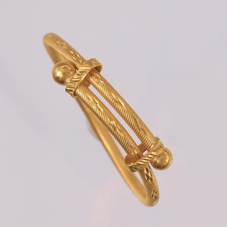 Armring, justerbar, ø = ca. 45mm, bredde 3,1- 9,6mm, 22K Vekt: 7,5 g Kontakt Lånekontoret for frakt