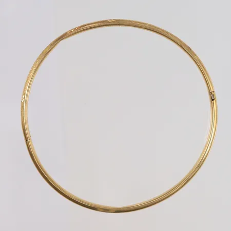 Armring hul, kan åpnes (innvendig mekanisme er hvitt gull), ø61mm, bredde 3,9mm, bulkete, 14K Vekt: 4,5 g Kontakt Lånekontoret for frakt