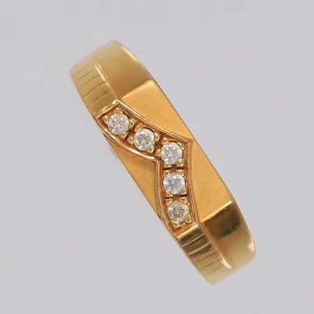 Ring med 5 blanke stener, ø19,7mm, bredde 3-6mm, 22K Vekt: 5,9 g Kontakt Lånekontoret for frakt