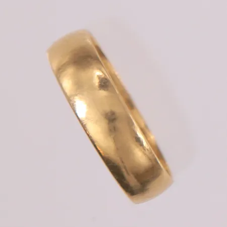 Ring, ø19,4 mm, bredde 5,4 mm, gravert, 14K. Vekt: 3,8 g Kontakt Lånekontoret for frakt