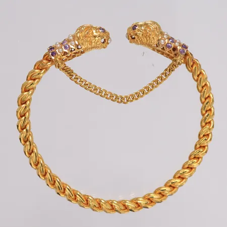 Armring med lilla stener og perler (én perle mangler), ø60mm, bredde 5-11mm, 22K Vekt: 58,6 g Kontakt Lånekontoret for frakt