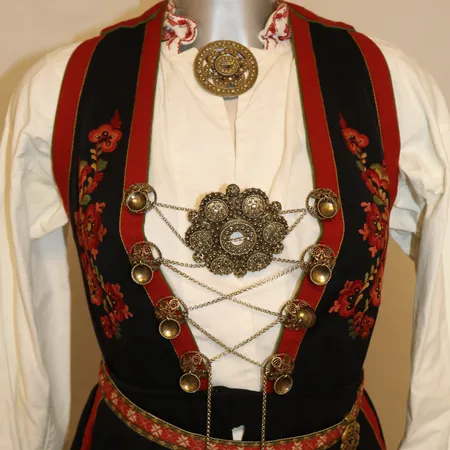 Vest-Telemark bunad (dame, ca. str. 36/38) med skjorte, forkle, veske, sølvsnor, 1 stor sølje, 2 små søljer og ett par mansjettknapper. Brystvidde 90cm, livvidde 80cm, total lengde 130cm Kontakt Lånekontoret for frakt