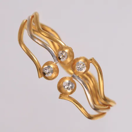 Armring med blanke stener, oval, ø47-57mm, bredde 7-24mm, 22K Vekt: 21 g Kontakt Lånekontoret for frakt