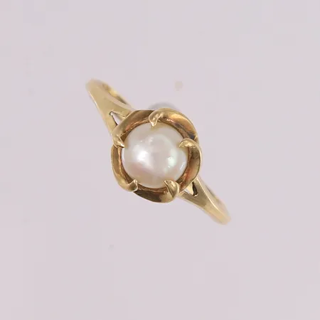 Ring med perle, ø17,3mm, bredde 1,7- 9mm, 14K Vekt: 2,7 g Kontakt Lånekontoret for frakt